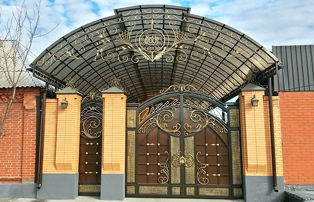Купить или заказать ворота для дома с навесом - стильные и надежные решения для вашего участка в Шарыпово от 42004 руб | ВоротМастер-Шрп