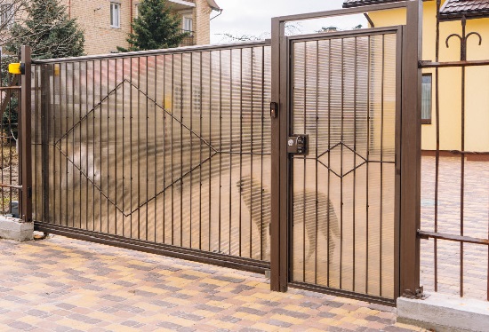 Купить ворота из профлиста с элементами ковки, с металлическими столбами в рамке или под дерево в Шарыпово от 154996 руб